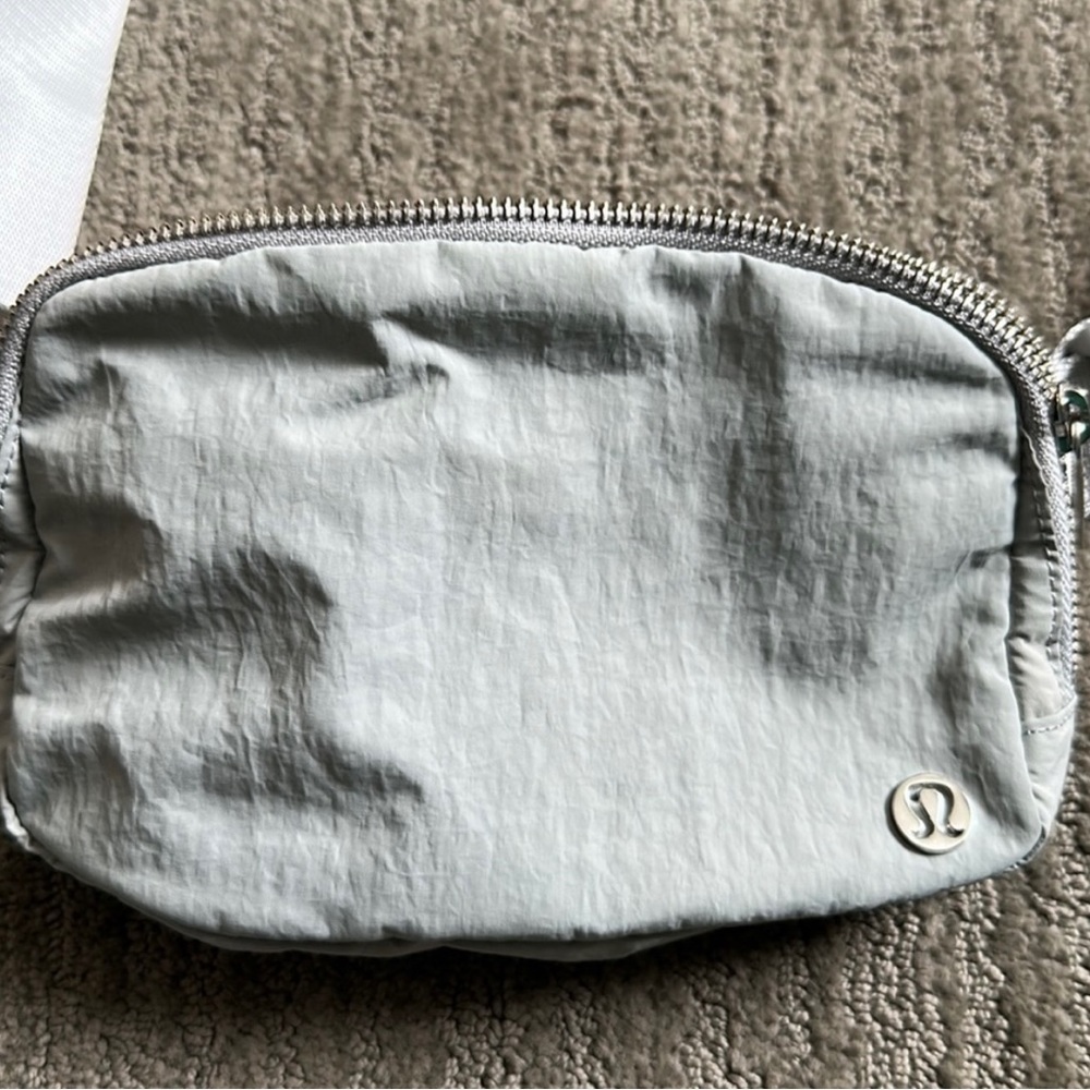 Lululemon Everywhere belt bag